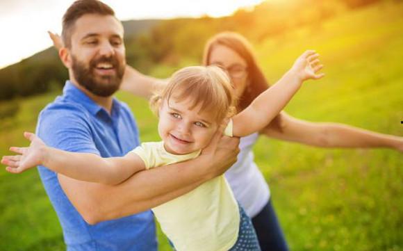 爸爸抱孩子吃瓜,抱娃吃瓜乐翻天